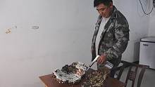 胖哥挖了3窝虎头蜂，全部加工熟冻蜂蛹，保存起来可以吃很久