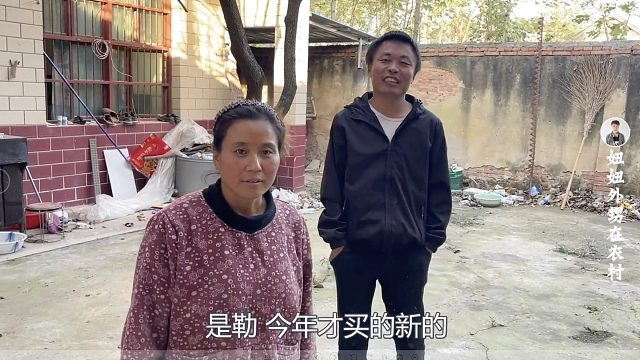 老媽上門要帳沒要到，讓親戚拿收割機抵賬，整的親戚話都說不利索