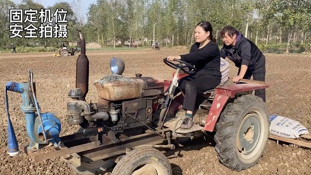 娘家爸来给婆家干活，妞妞带孩子来送饭，妞妞开四轮车干活真霸气