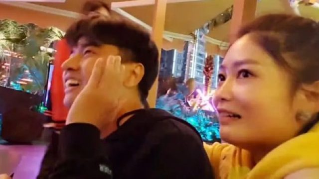 集梦会长户外遭华嫂强吻，上演霸王硬上工现场亲嘴，太狠了！#星秀爆料站#