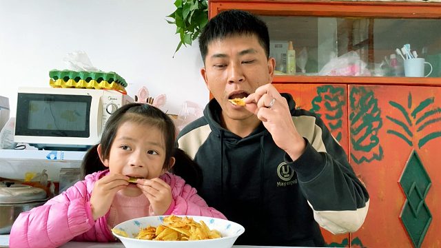 5岁女儿想吃薯片，爸爸在家就能做，比外面卖的还好吃