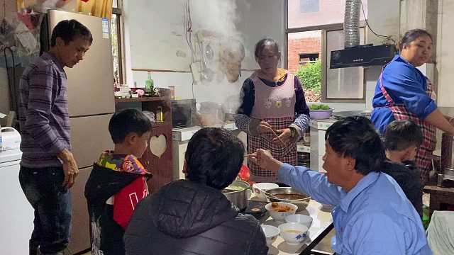 华一回老丈人家想吃肉，媳妇烧了一大块烟熏肉，全家这样吃太爽了