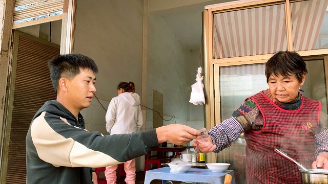 云南农村小镇上，一碗米线只卖2块钱，老人太不容易了