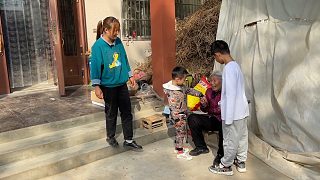 小兩口開車去接外婆，這次過來多住段時間，到家拉著倆重孫真高興