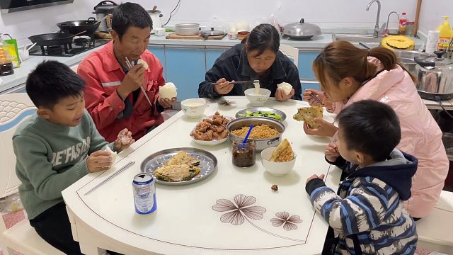 婆媳俩放羊回家，婆婆做晚饭，媳妇买菜加餐，有荤有素吃着真得劲