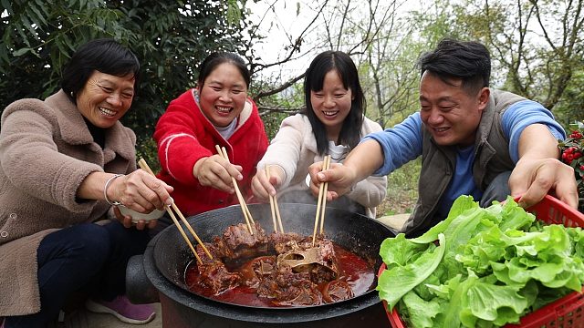 胖妹忙吊红薯粉，妹妹带8斤牛尾蹭饭，做成火锅，麻辣鲜香吃过瘾