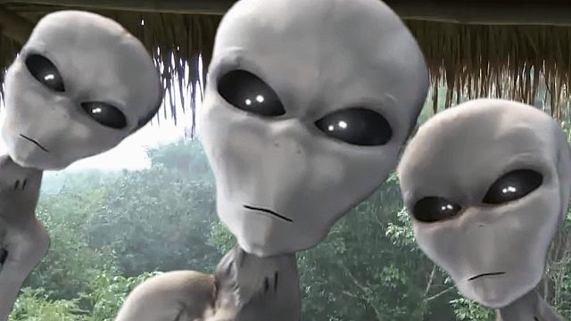 雨天山中草棚拍到飞碟，还有三个高清外星人，太震撼了