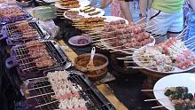 实拍曼谷街头小吃，烧烤、烤串、炸鱼应有尽有，有没有一种隔着屏幕都想吃的感觉