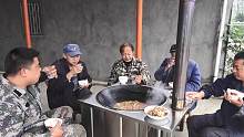农村人杀猪后的第一餐，5斤肉大锅灶一锅炖，大家吃的满嘴流油