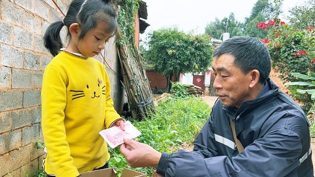 农村爷爷要去打工，5岁孙女依依不舍，祖孙俩情深义重
