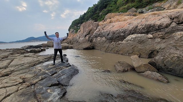 气温下降久违的黑毛鱼群聚窝浑浊海水坑，殊不知红石斑才是主角