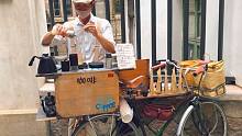 全国最小最孤独的咖啡店，开在一辆自行车上，老板摆摊来回骑车3小时，每天最多卖10杯
