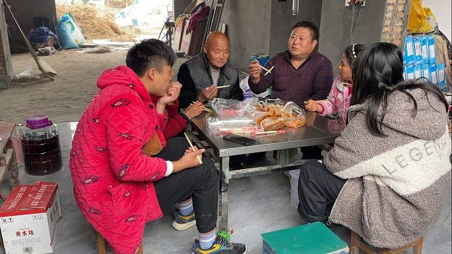 女婿给丈母娘送礼物，还给岳父200元买衣服，丈母娘还一脸不情愿