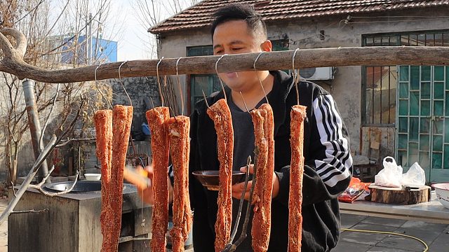 用大水缸来烤脆皮五花肉，烤了3个小时，外面香脆里面肥美多汁