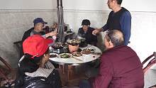 湖南农村杀年猪吃杀猪饭，几十斤肉做一桌菜，浓浓的乡情味道