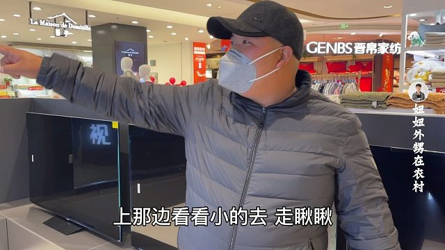 小伙拿20000元买彩电，亲戚朋友都来帮忙出力，亲情中充满幸福