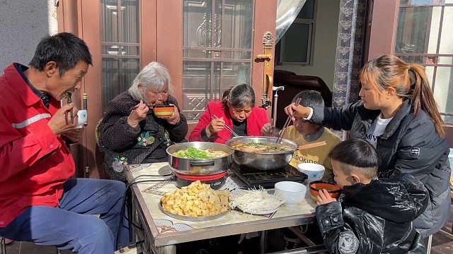 中午媳妇做火锅，各种配菜摆一桌子，边吃边涮真得劲