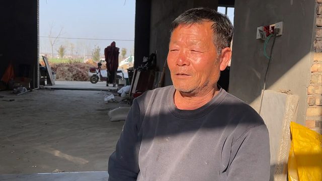 小伙生日要带爸妈去外地，老爸因太忙走不开，亲戚一句话解决难题