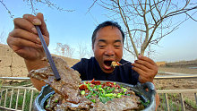 煲仔饭这样吃才够劲，农村大叔做豪华牛肉煲，大口吃起来直喊爽