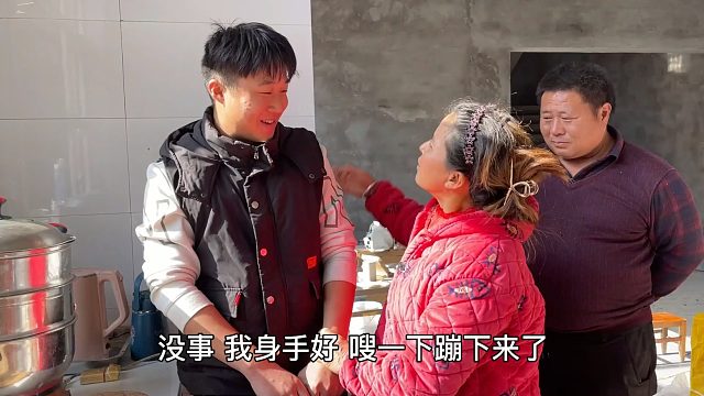 农村小伙请亲戚买家电，全部提回家30000多，老爸露出灿烂的笑容