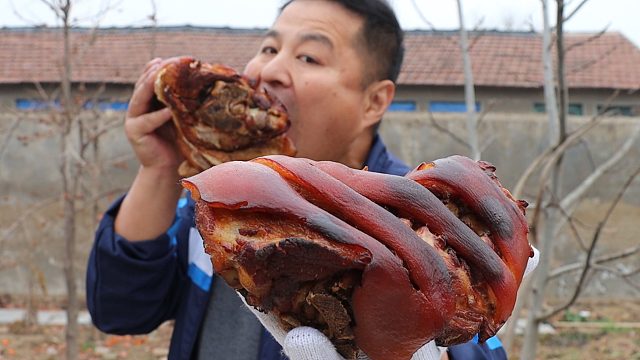 50元买两大猪肘，烤个脆皮肘子，任何人都抵挡不住香喷喷的大肘子