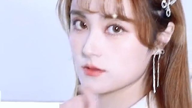 震惊！弄脏我新裙子的人竟然还有这层身份？！在线求助我该怎么办？