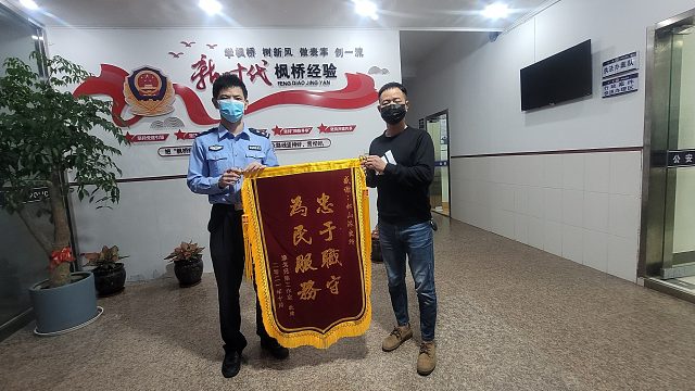 一晚上丢两部上万元手机，重要资料全部丢失，急得摄影师寝食难安