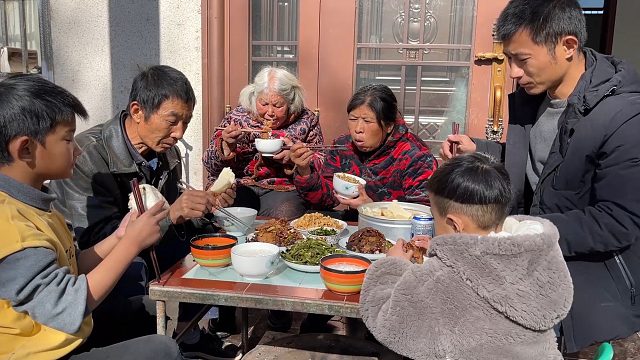 媳妇在小院地锅蒸肘子，出锅软烂入味真不错，大块吃肉真馋人