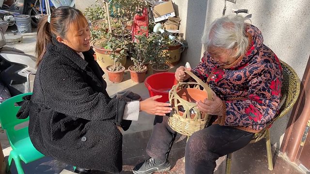 孙媳妇给外婆买一个暖炉，外婆拿在手里很开心，这个冬天不怕冷了
