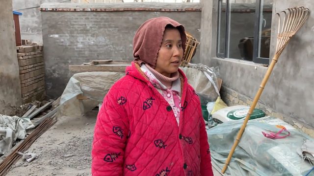 老爸盖新房资金不够，朋友主动拿20000元资助，老爸非拉着留吃饭