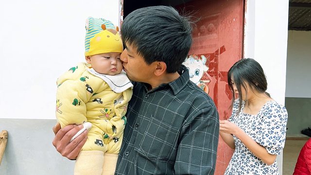 野光去弟弟老丈人家摘桔子，巧遇弟媳回娘家，抱着小侄女亲了一口