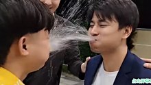 父子对战！四皇子喷水挑战喷大晶哥一脸！ #星秀爆料站#