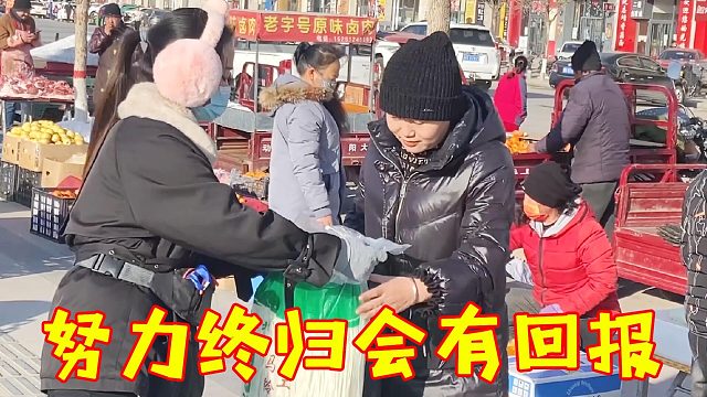 天寒地冻，摆摊最大的敌人就是天气太冷，小欣和哥哥越努力越幸运