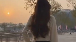 暖陽下，我迎芬芳，是誰家的姑娘