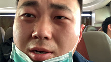 義烏再轉(zhuǎn)車到橫店，路上一口飯沒吃還打不到車，從包拿了個蘋果墊墊，走到哪算哪