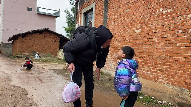 父亲打工回老家看见儿子，假扮陌生人问路，看4岁孩子能否出来