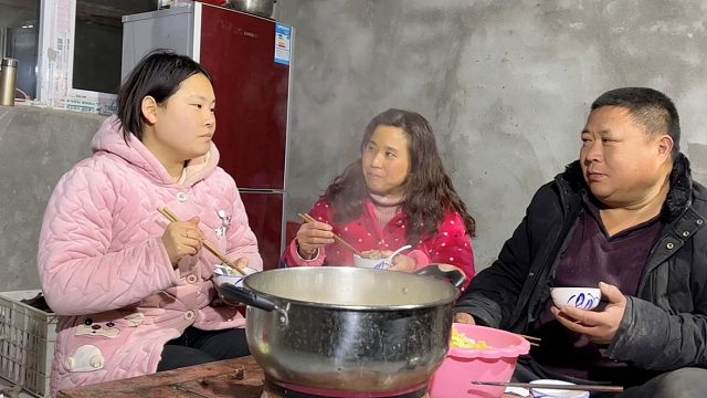 表哥表姐请妞妞吃火锅，商量燕子来家里的事，表姐还准备好见面礼