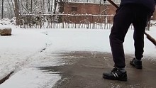 早上八点起，扫了两个多小时雪