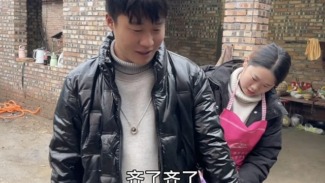 农村小伙帮相亲对象干活，美女特意准备丰盛饭菜，小伙越干越有劲