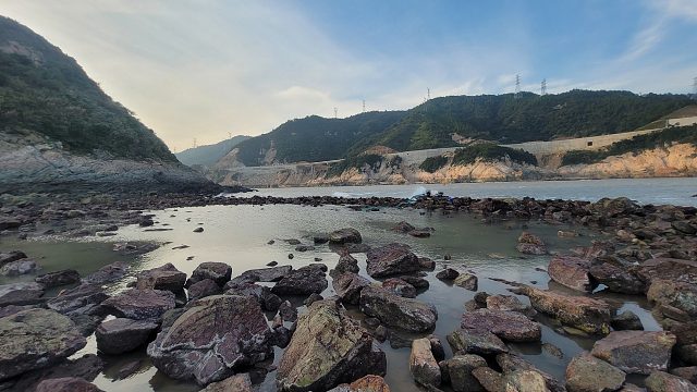 小明迎着大风浪挑战难度巨大的水坑，却不料遇惊险一幕把村花吓哭