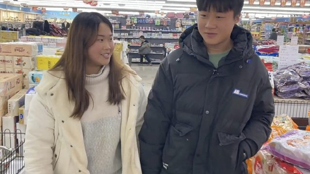 相亲对象约小伙出去逛街，还给男方父母买衣服，老妈高兴的赶紧穿上