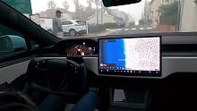 特斯拉FSD愈发厉害，还会自动收后视镜，女车主放开双手零介入