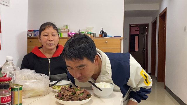 儿子在外打工最喜欢吃肉，母亲下班回来做了一个菜，儿子胃口大开