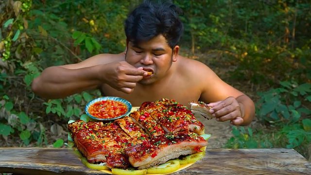 买2斤五花肉，烤熟蘸酸辣酱吃真过瘾