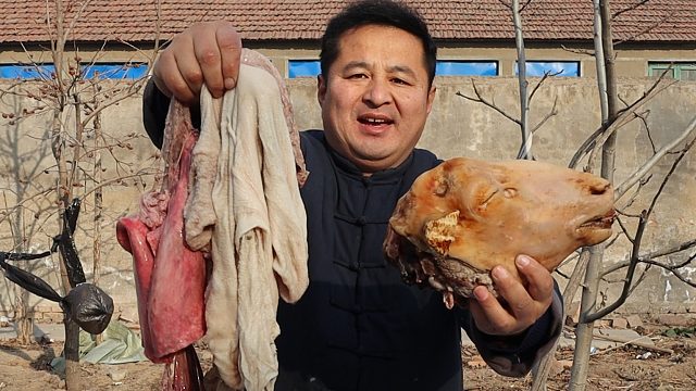 148元买套羊下水，羊头、羊肚、心肝肺全都有，熬锅羊杂汤，过瘾