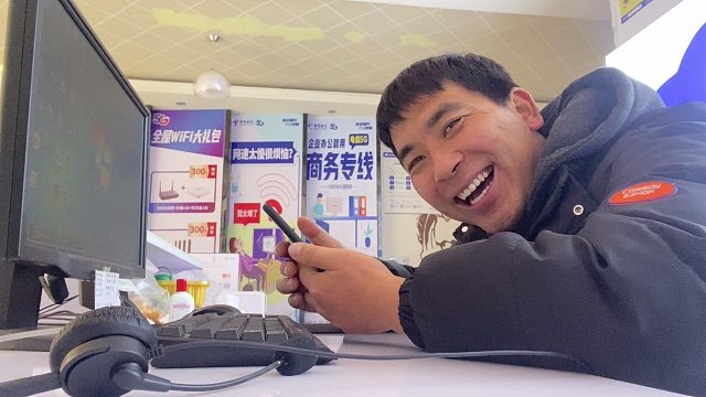 在县城上班工作太忙，吃饭都没时间，为了家里的孩子再苦都要坚持