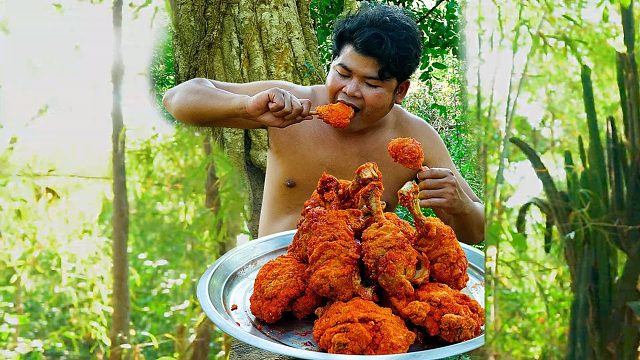 买7只鸡腿裹上面包糠炸成手枪腿，一口一根真舒服