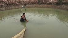 胖哥捕鱼技术得到认可，村民们都请他捕鱼，还送大草鱼表示感谢