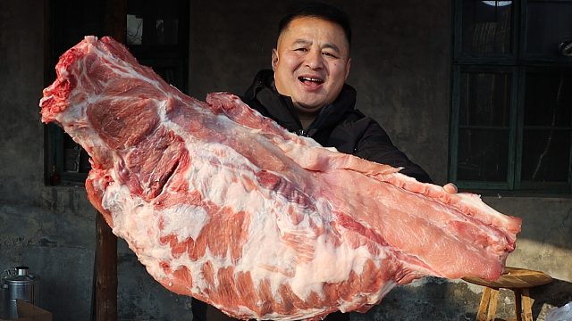 208买一扇排骨，做个“红烧排骨”，儿子这吃法，我真是服气了