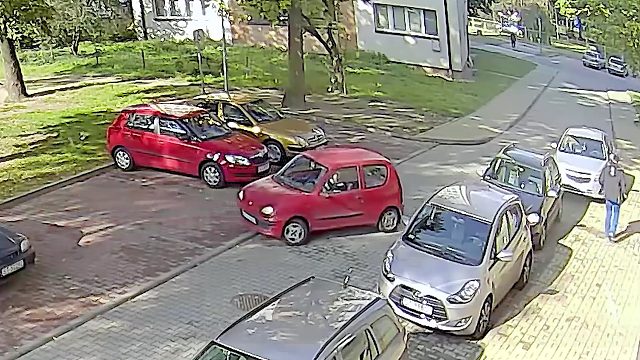 女司机淡定走向小红车，下一秒她的举动让你瞠目结舌